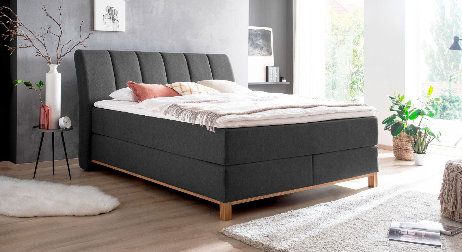 Der Klassiker unter den Farben: das Boxspringbett "Rivelino" mit anthrazitfarbenem Webstoffbezug.