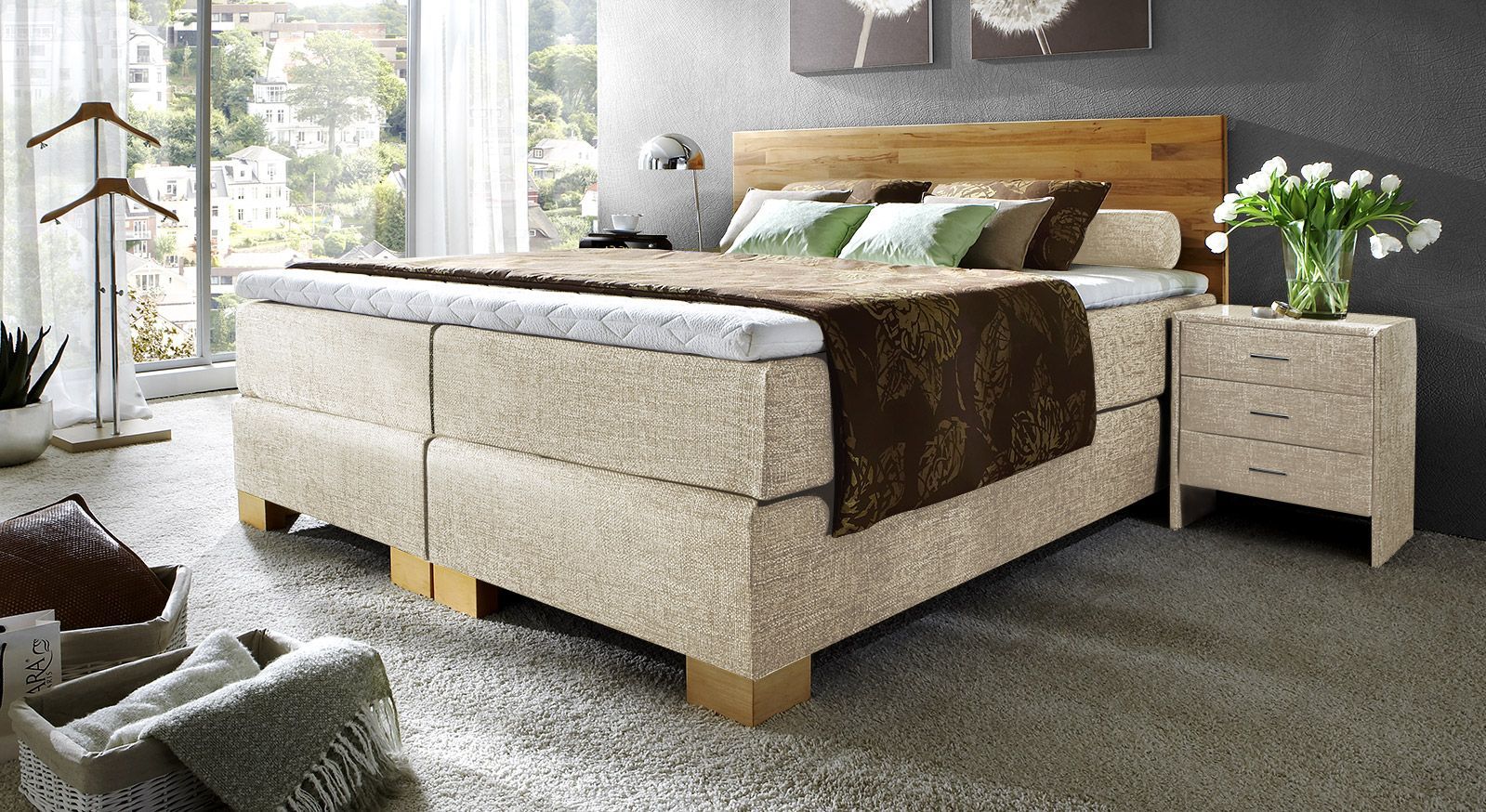 Boxspringbett "Salvatore" mit Kernbuche-Kopfteil - hier in beigem Webstoff-Bezug.