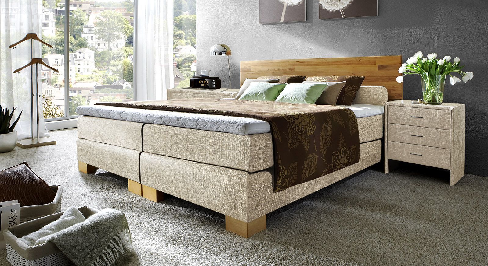 Das Boxspringbett "Salvatore" überzeugt auch in hellem Beige mit optionalem Plaid "Luciano".