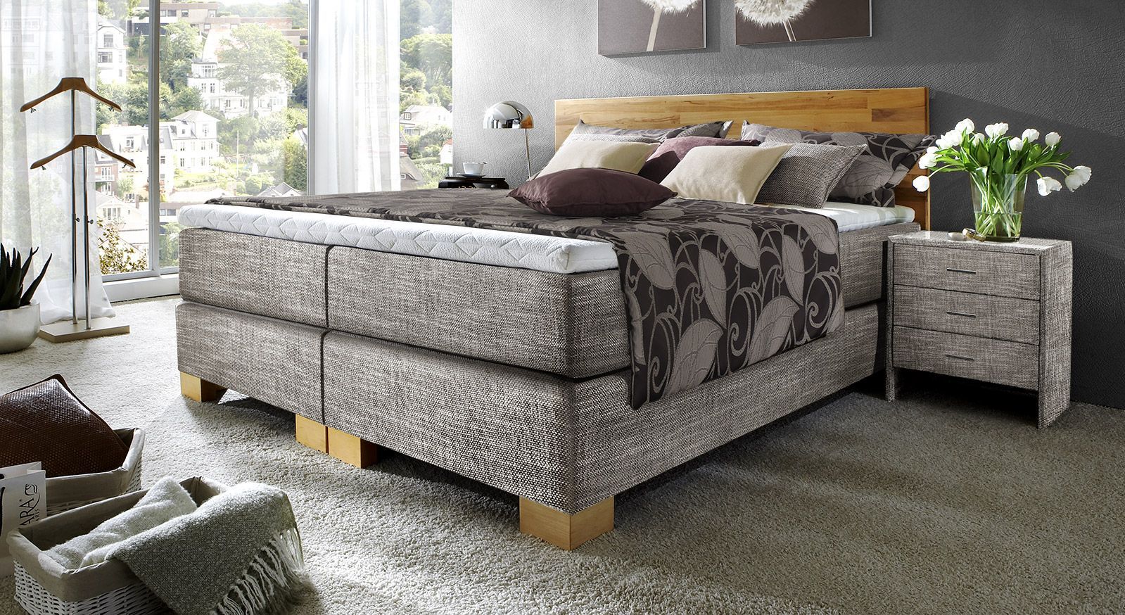 Eine gelungene Kombination aus Kernbuche und grauem Webstoff - das Boxspringbett "Salvatore".