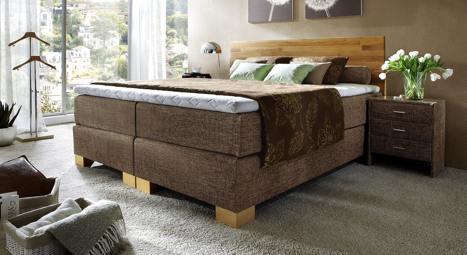 Braunes Boxspringbett "Salvatore" mit Kernbuche-Kopfteil - hier in Größe 140x200 cm.