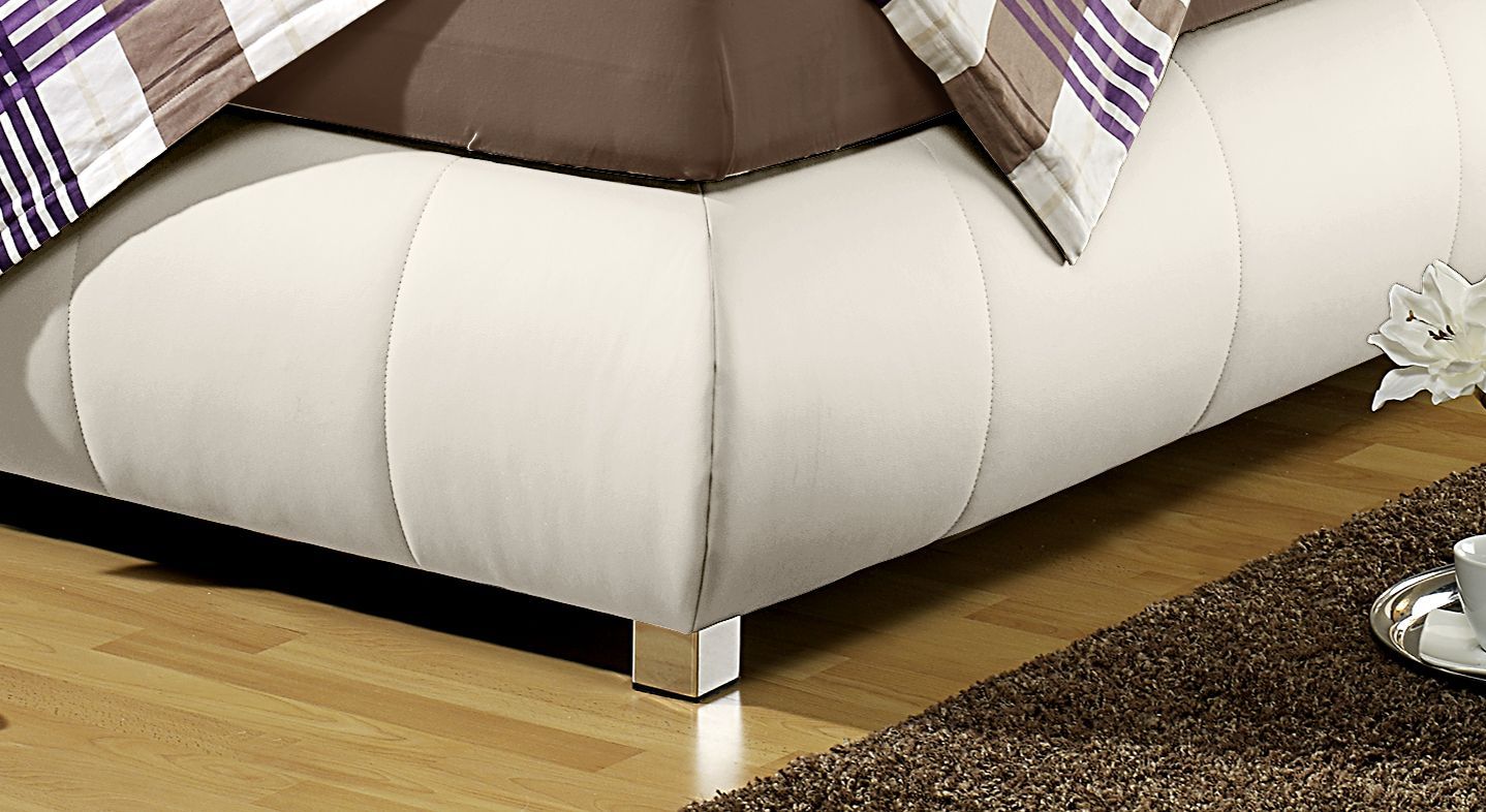 Die verchromten Beine heben "Seattle" schön vom Boden ab und sind sehr stabil.