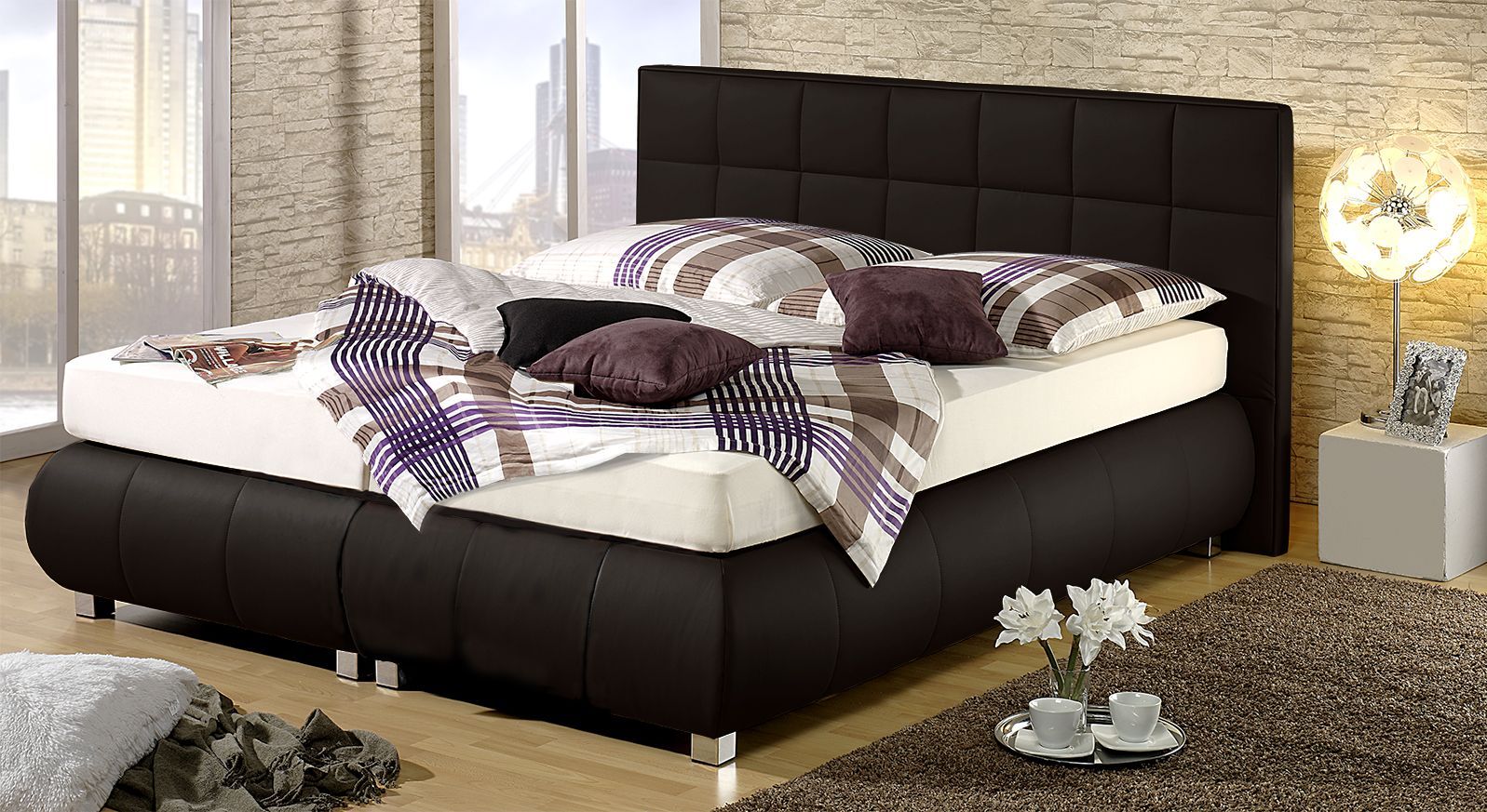 Mit schwarzem Kunstleder passt "Seattle" in jedes Zimmer.