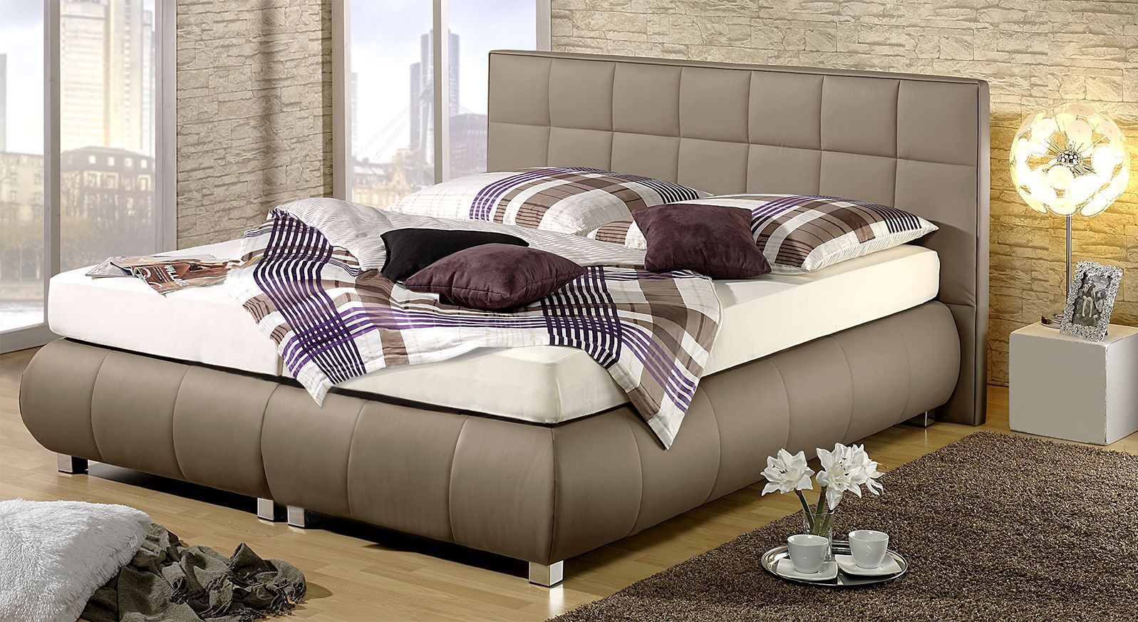 Das Boxspringbett "Seattle" wird ohne Topper geliefert - hier in Taupe.