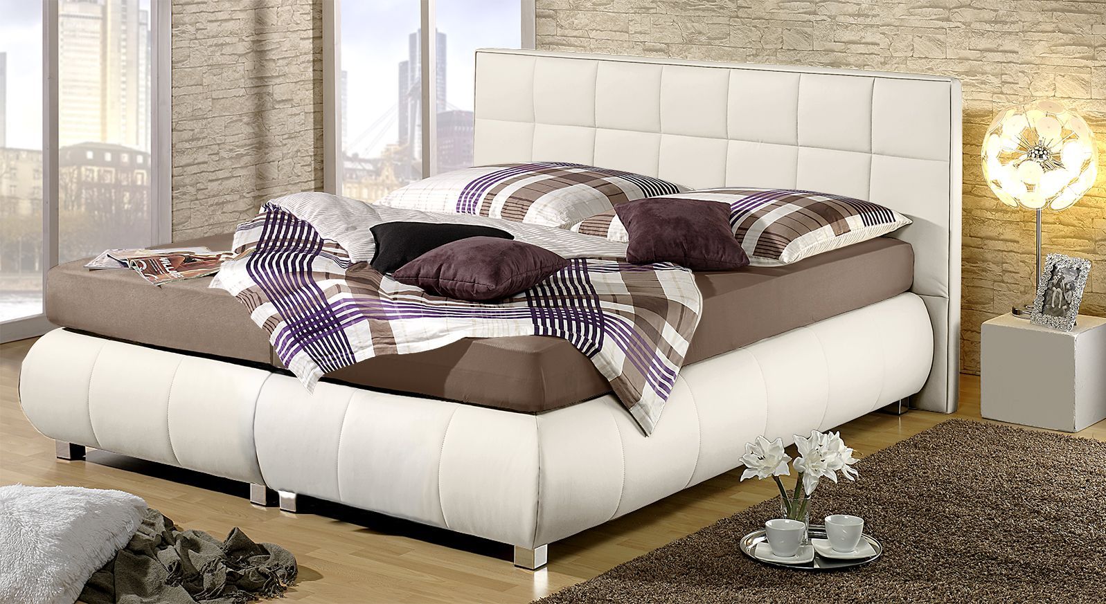 Ein helles Bett in Weiß bringt viel Licht in Ihr Schlafzimmer.