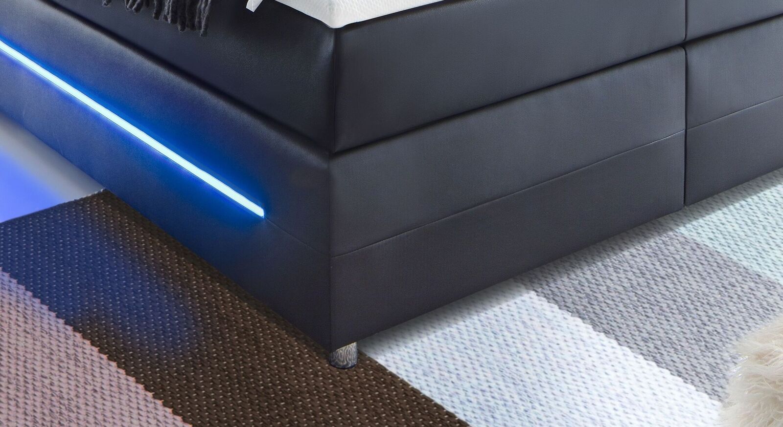 Auf das Kopfteil abgestimmt verfügen auch die Boxen seitlich über eine attraktive LED-Lichtleiste.