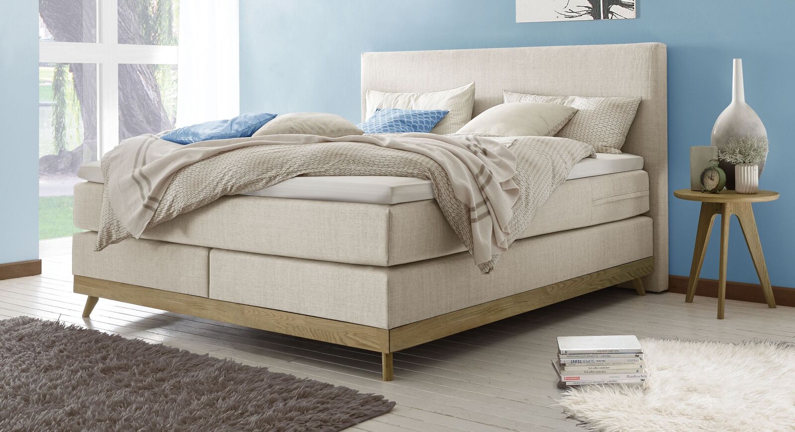 Hell und freundlich: das Boxspringbett "Sivar" in Beige.