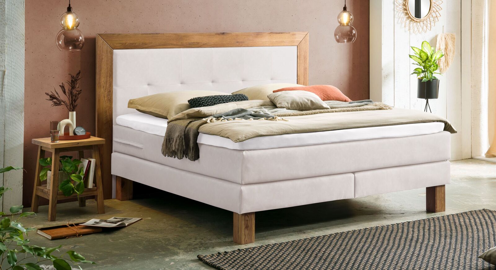 Neben der Farbe Grau meliert ist das Boxspringbett "Solberg" auch in hellem Weiß erhältlich.