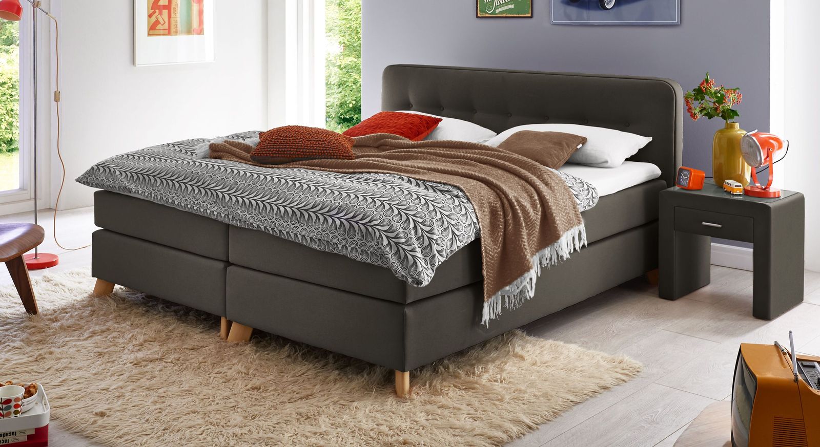 Klassisch-kühle Eleganz: die Schlafstätte (hier Liegehöhe 53 cm) in anthrazitfarbenem Stoff.