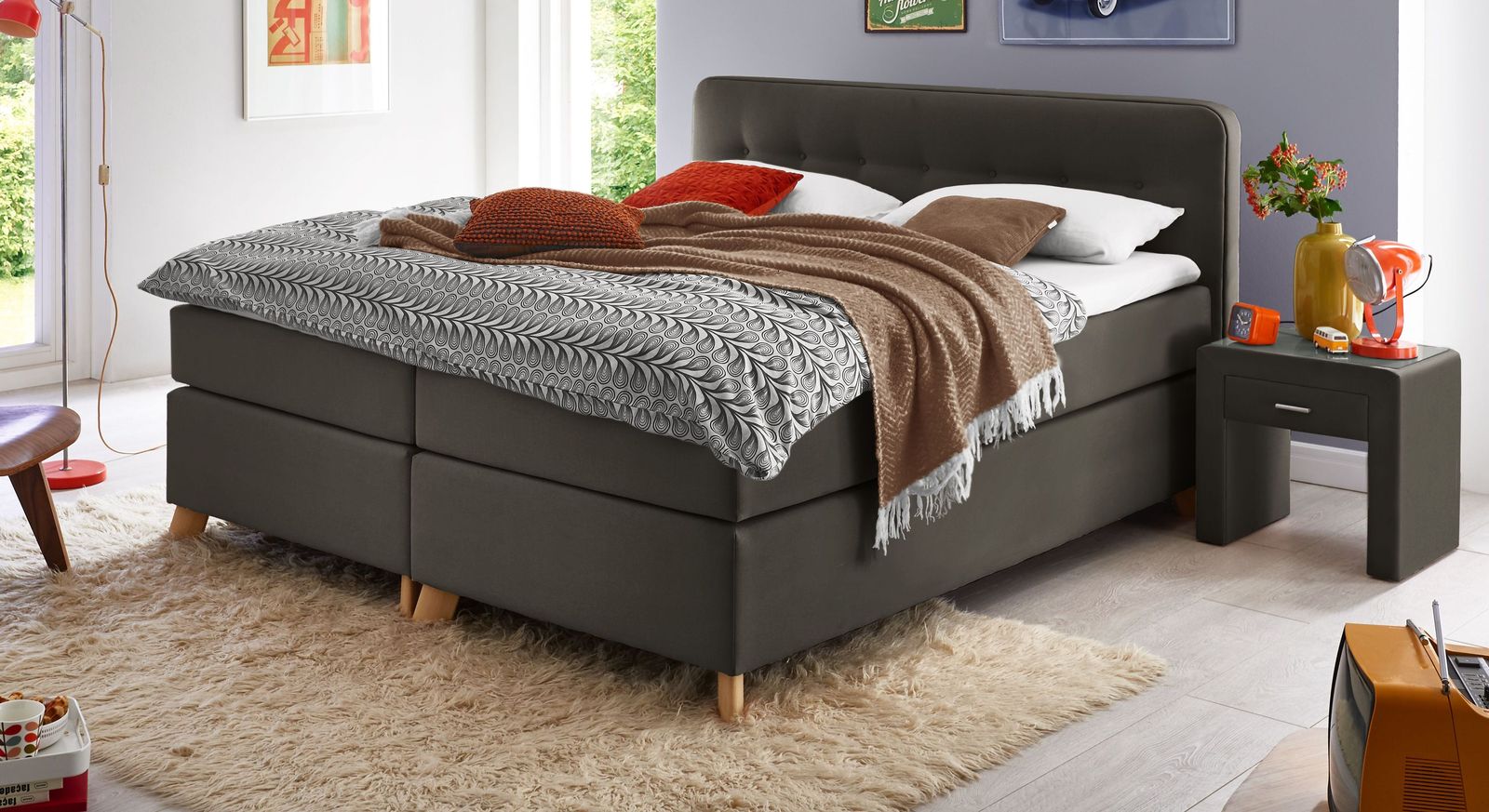 Eine luxuriöse Schlafstätte erhalten Sie mit dem anthrazitfarbenen Boxspringbett (Abb. mit 66 cm Höhe).