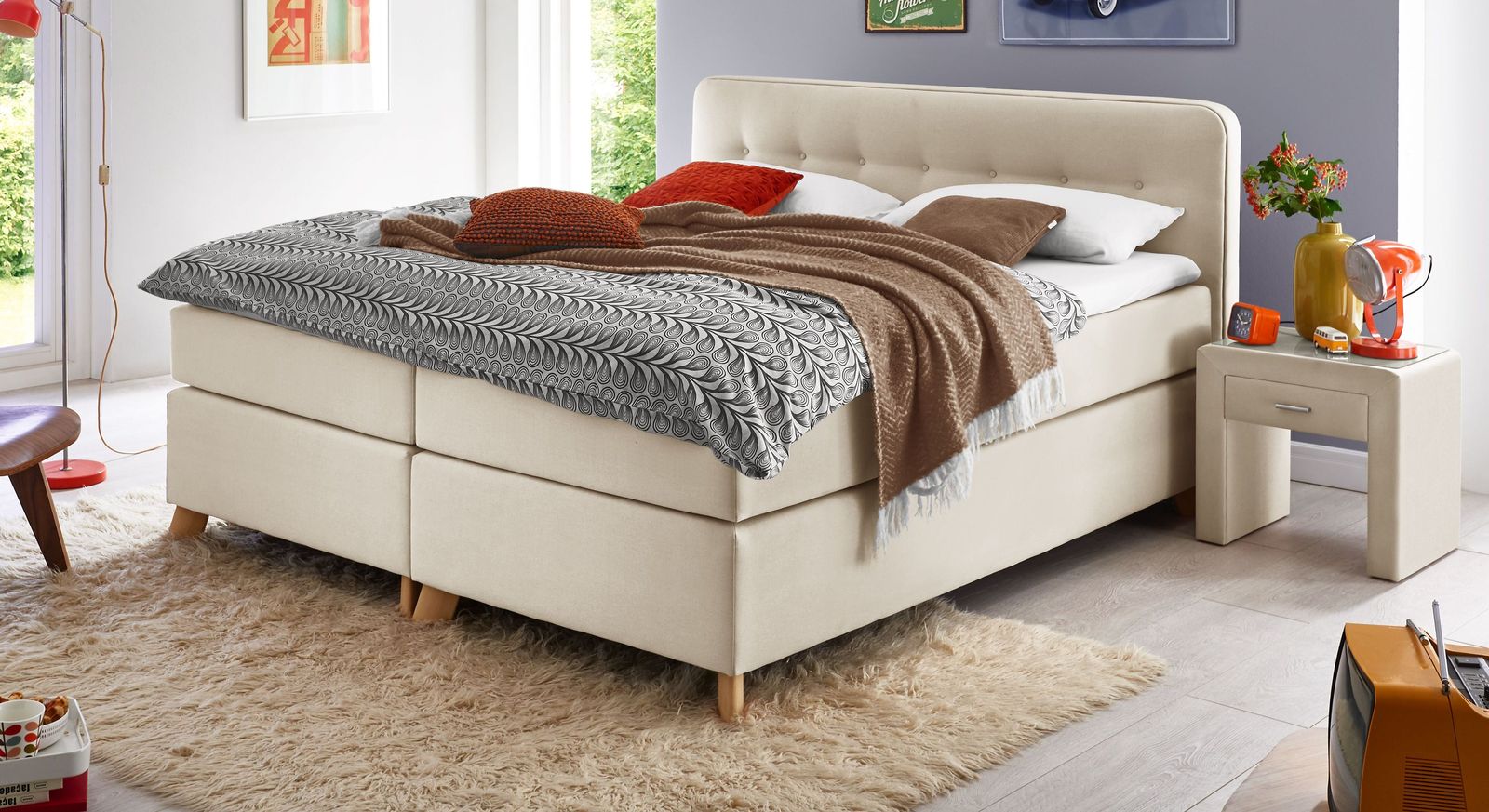 Die hohe Variante des Boxspringbettes "Summerford" – hier mit einem Webstoffbezug in Creme.