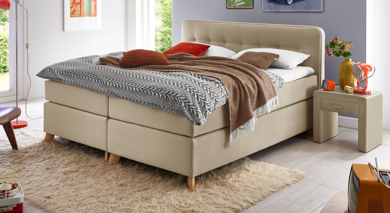 Das edle Boxspringbett "Summerford" in 66 cm Komforthöhe mit naturfarbenem Webstoffgewand.