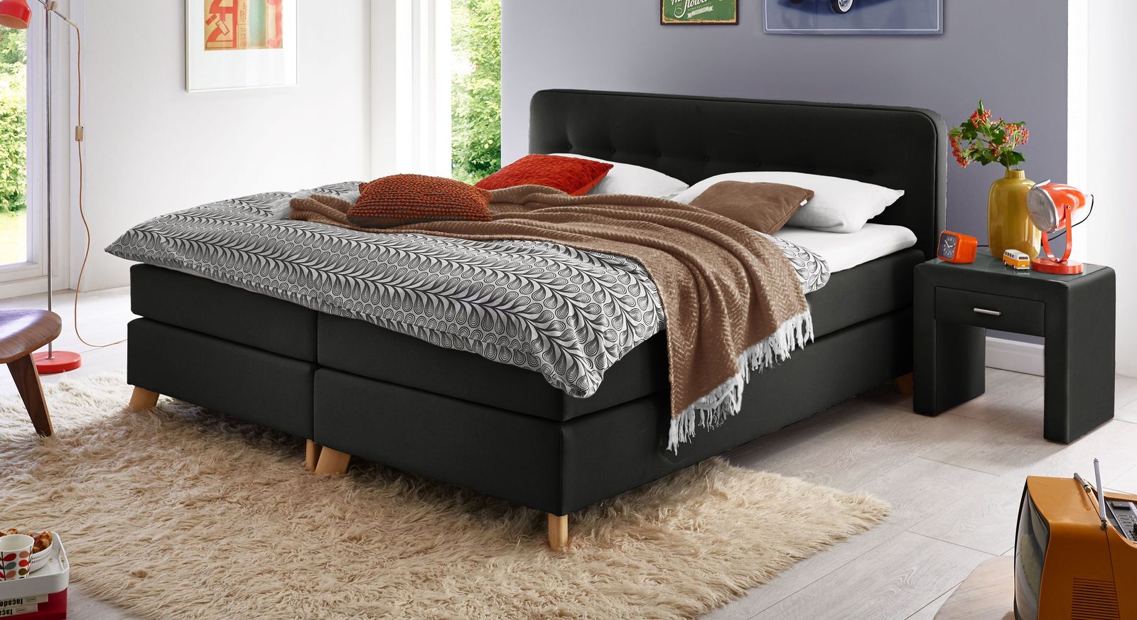 Das Boxspringbett "Summerford" (hier niedrige Variante in Schwarz) lässt sich individuell zusammenstellen.
