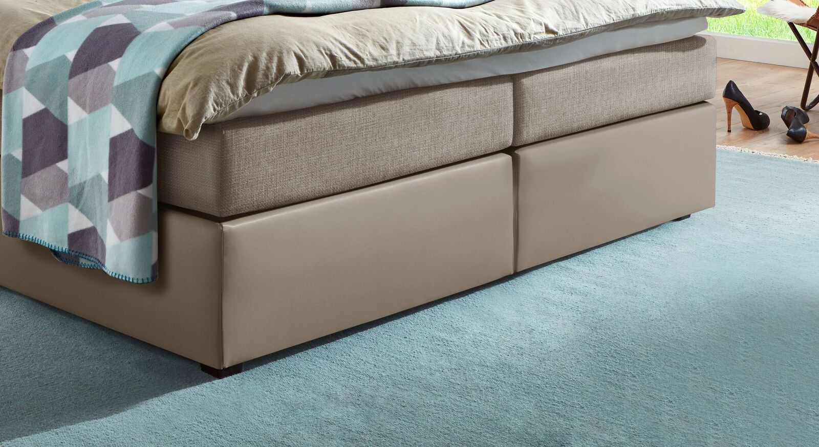 Das Boxspringbett "Sydney" schwebt praktisch leicht über dem Boden.