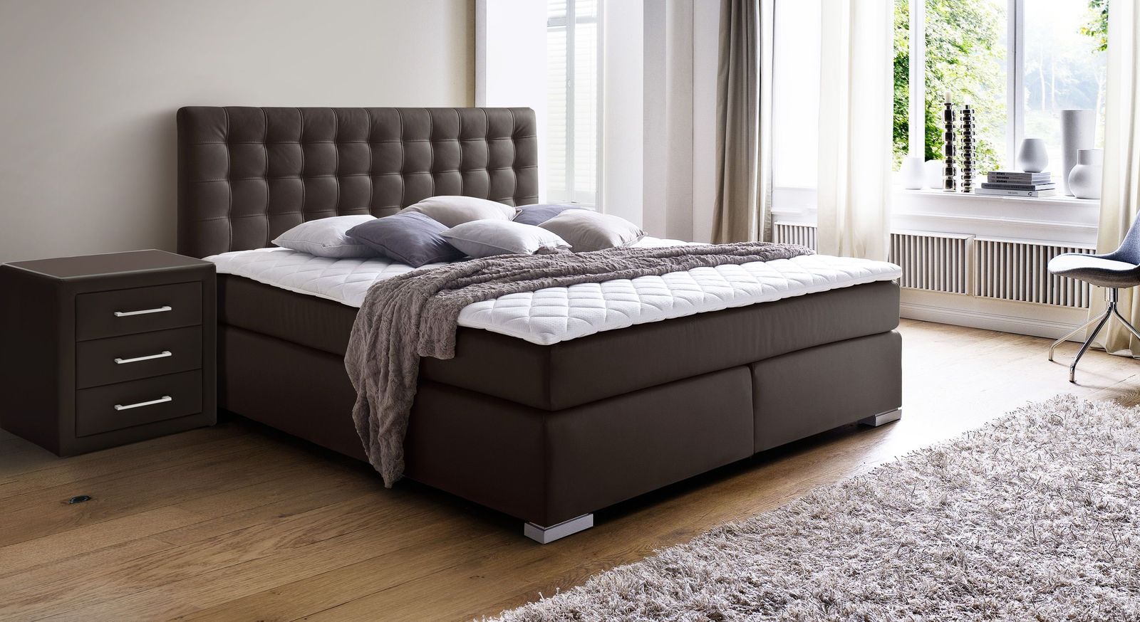 Lehnen Sie sich zurück und genießen Sie mit dem Bett "Taimea" (hier in Braun) entspannte Nächte.