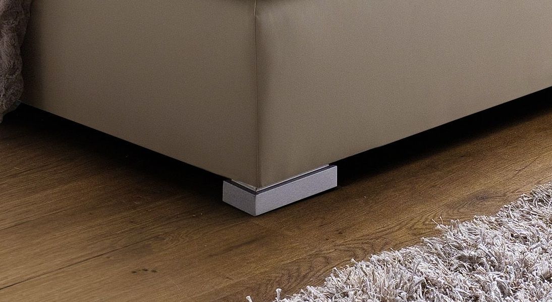 Getragen wird das elegante Boxspringbett "Taimea" von niedrigen Metallfüßen in Edelstahl-Optik.