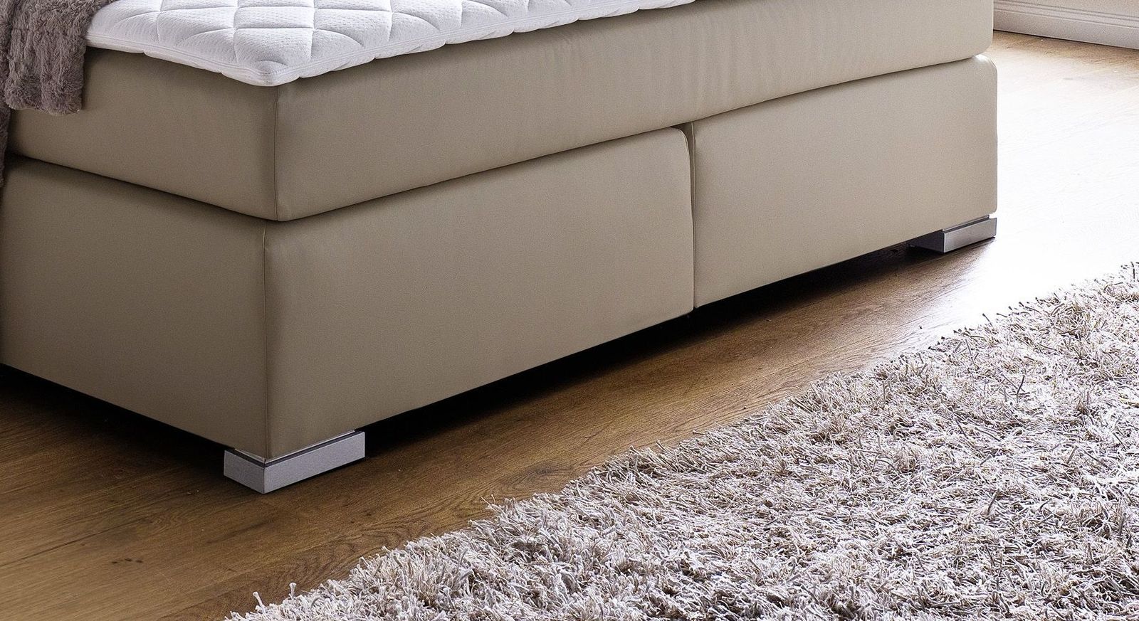 Ab einer Bettbreite von 160 cm wird das Komplettbett "Taimea" mit geteilten Boxen geliefert.