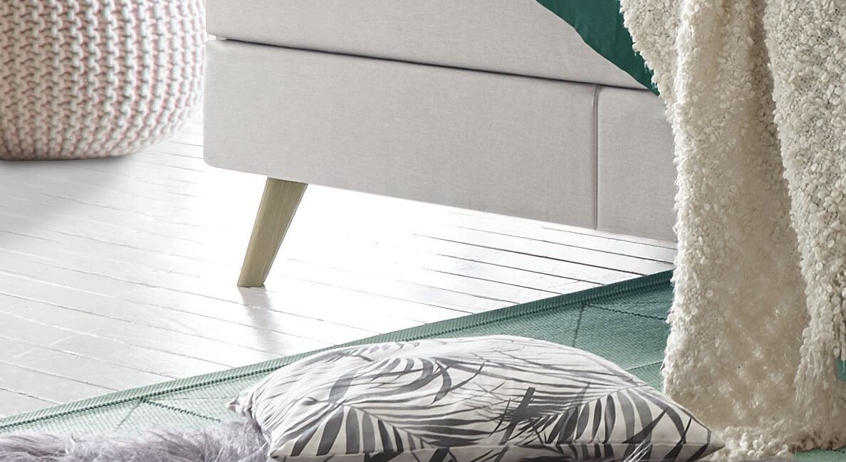 Leichtfüßig: die filigranen Eichenholzbeine verleihen dem Boxspringbett "Tistran" den besonderen Charme.