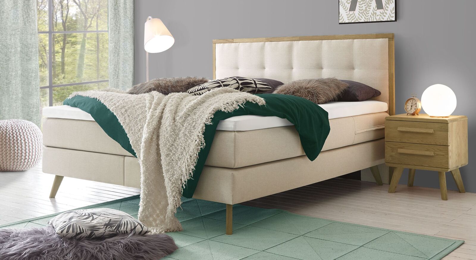 Gemütlicher Look im Scandi Style: das Boxspringbett "Tistran" mit beigefarbenem Webstoffbezug.