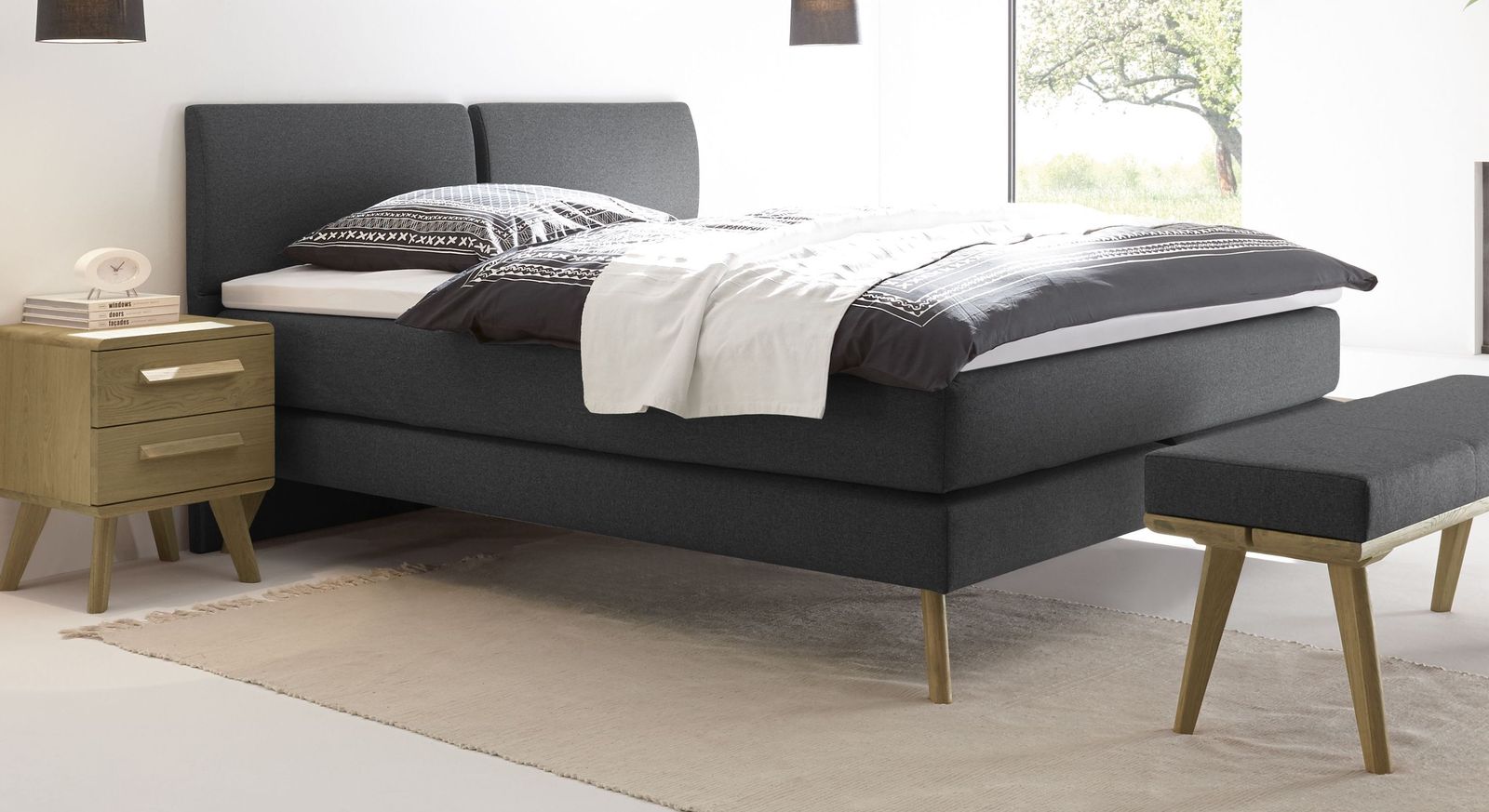 Attraktive Schlafstätte zum Wohlfühlen: das Boxspringbett "Viane" – hier in anthrazitfarbenem Stoff.