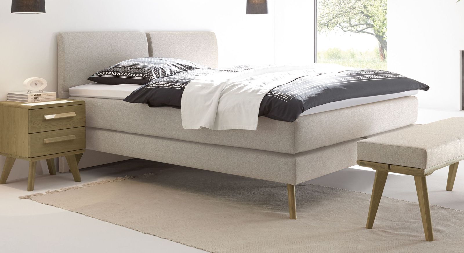 Als natürliche Schönheit in beigem Velours fügt sich das Boxspringbett "Viane" in Ihr Schlafzimmer ein.