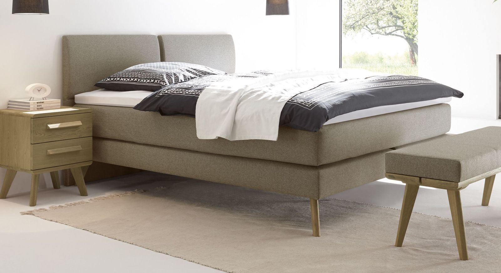 Das Boxspringbett "Viane" (hier in Sandgrau) bietet individuell angepassten Schlaf- und Liegekomfort.