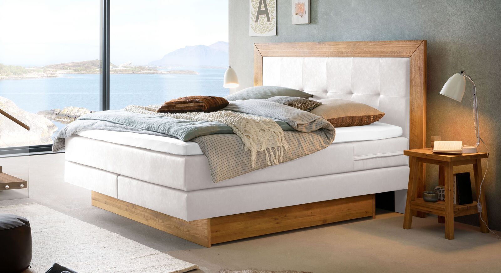 Das traumhafte Schubkasten-Boxspringbett "Vilberg" – hier mit weißem Kunstlederbezug.