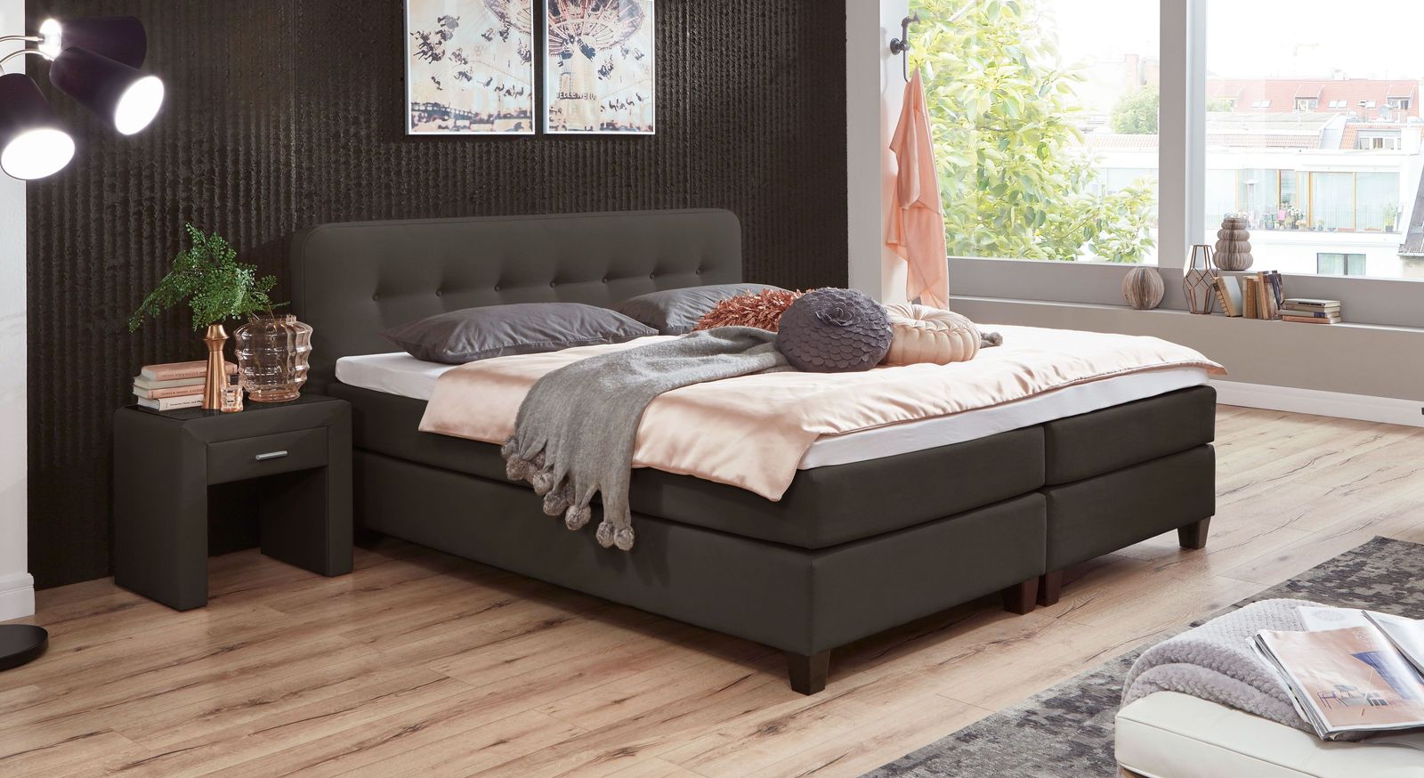 Ideal für lichtdurchflutete moderne Räume – das niedrige Boxspringbett in dunklem Anthrazit.