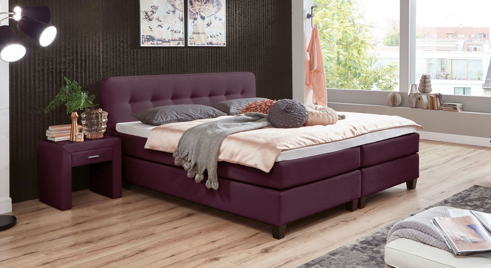 Bekennen Sie Farbe – mit dem niedrigen Boxspringbett im aufregenden beerefarbenen Bezug.