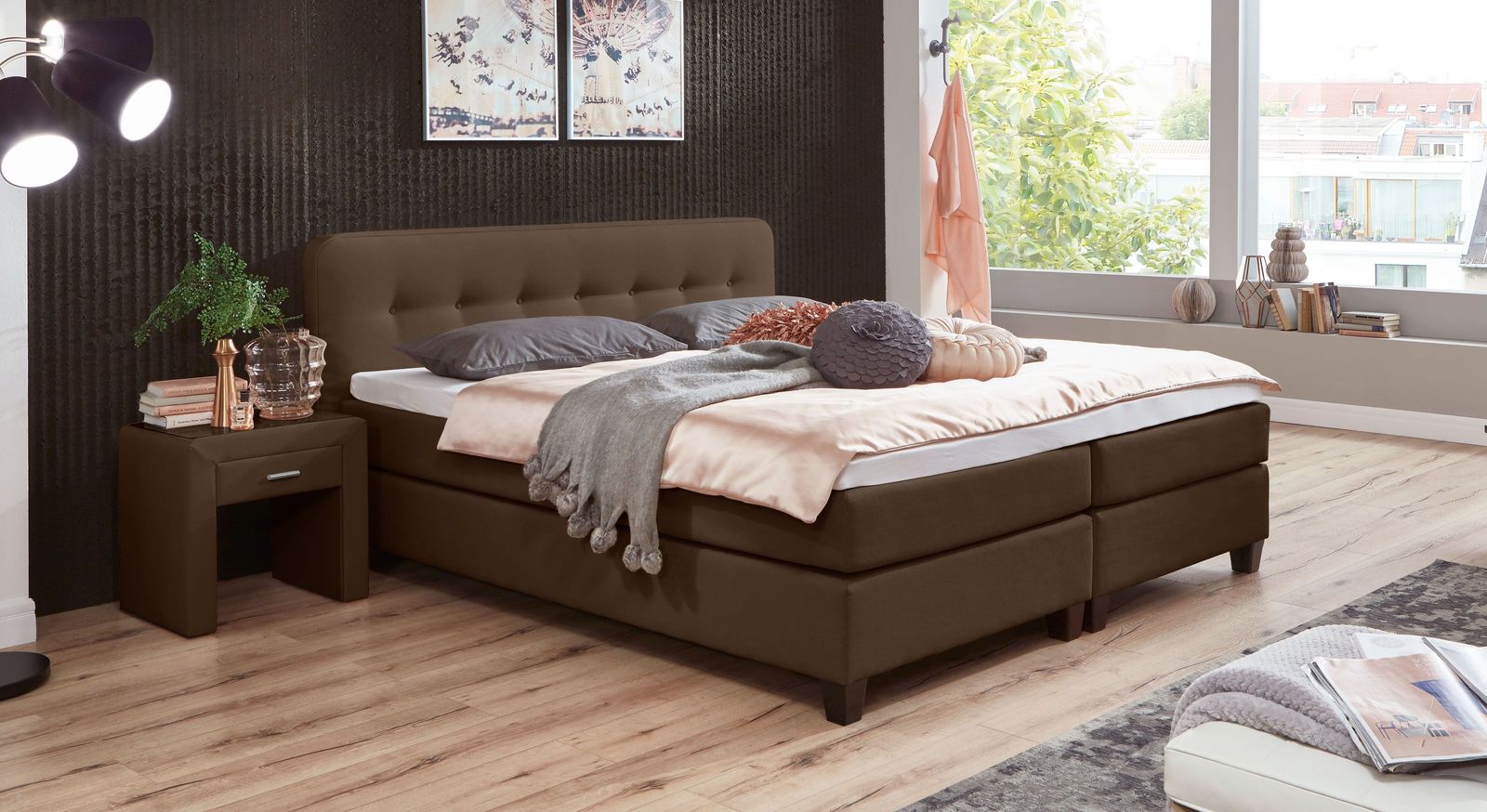 Der braune Webstoff lässt das Bett "Westport" (hier 53 cm hoch) warm und einladend wirken.