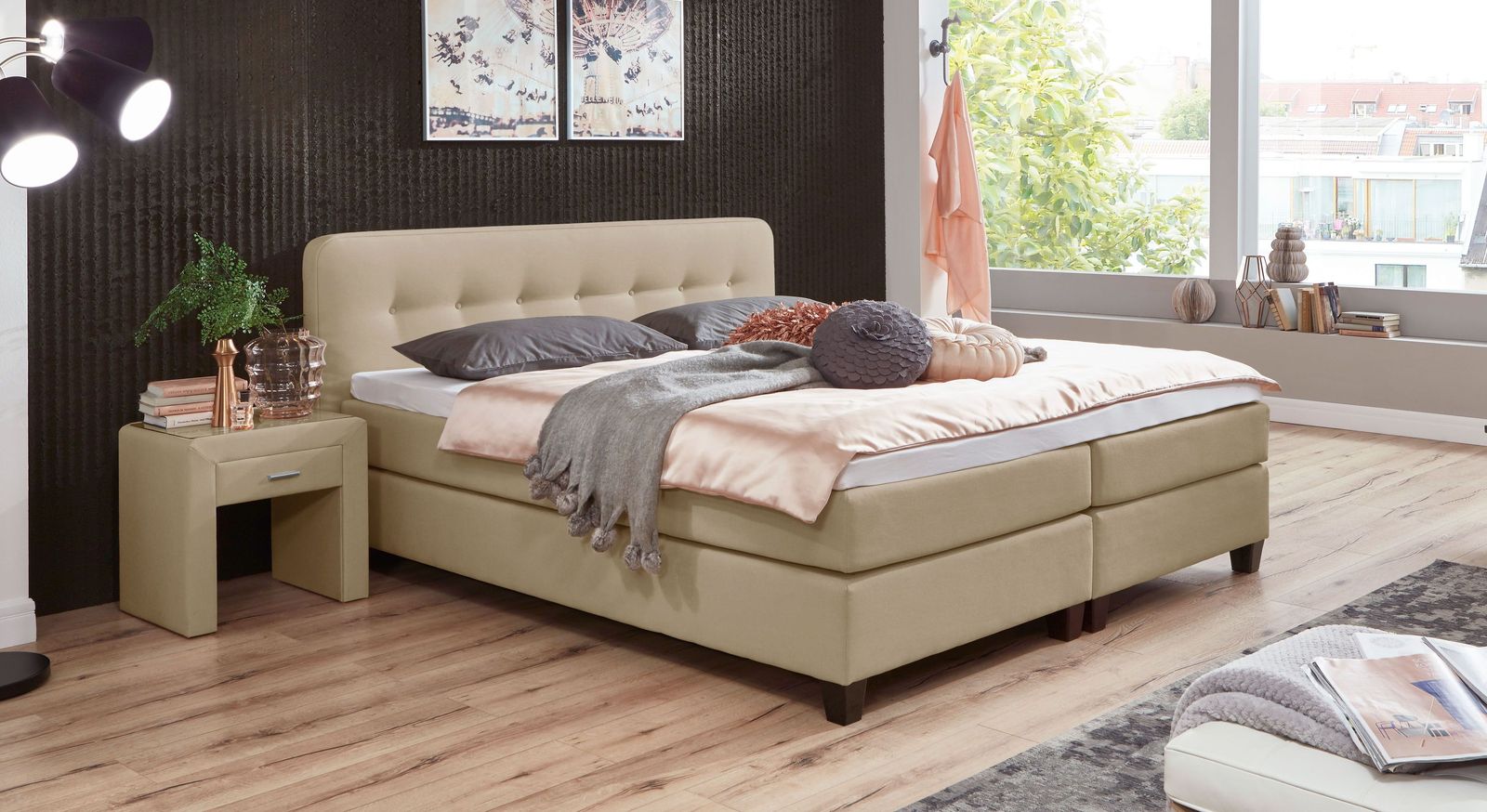 Der trendige Farbton Natur verleiht dem Bett (hier als niedrige Variante) ein frisches Design.