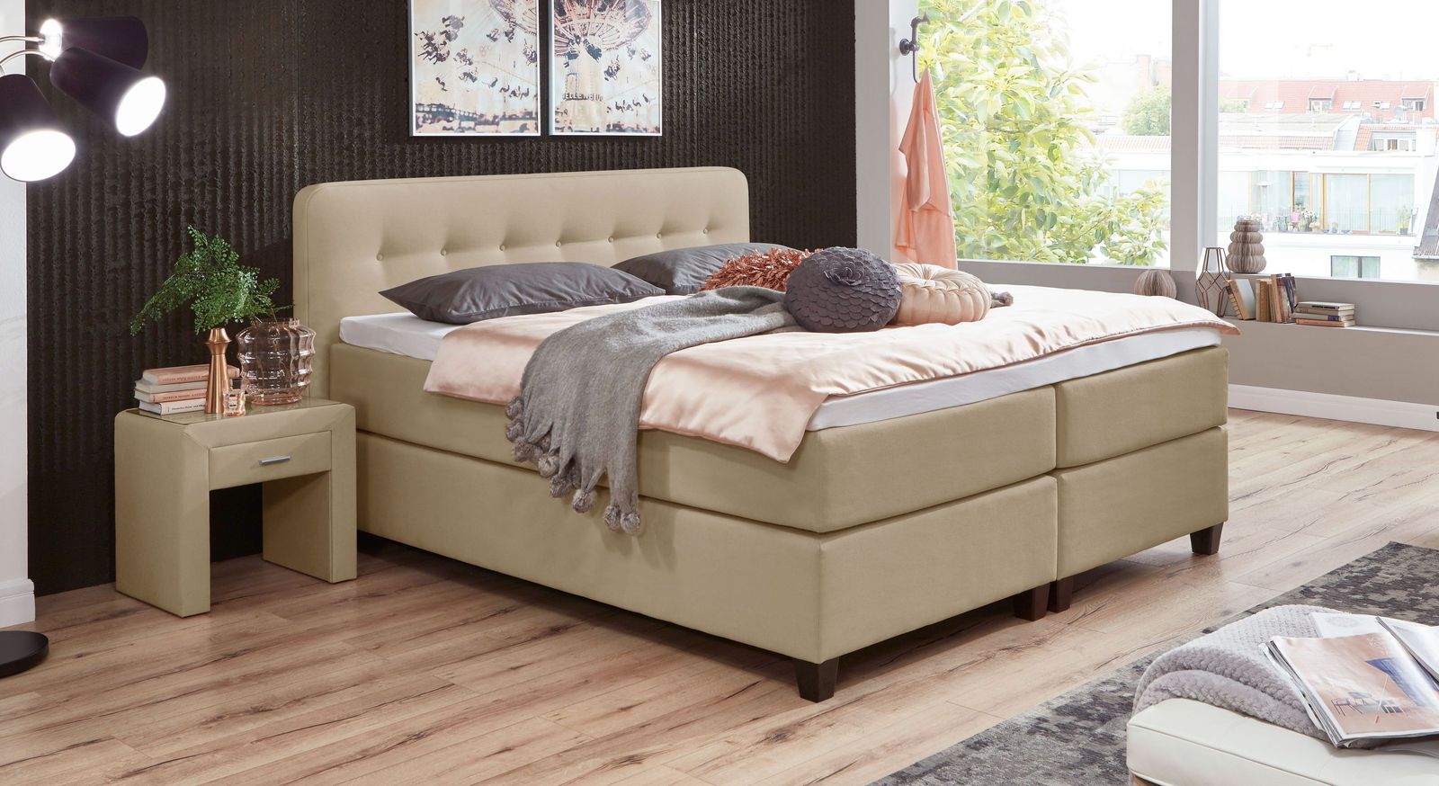 Naturfarbener Webstoff und eine komfortable hohe Einstiegshöhe – das Boxspringbett "Westport".