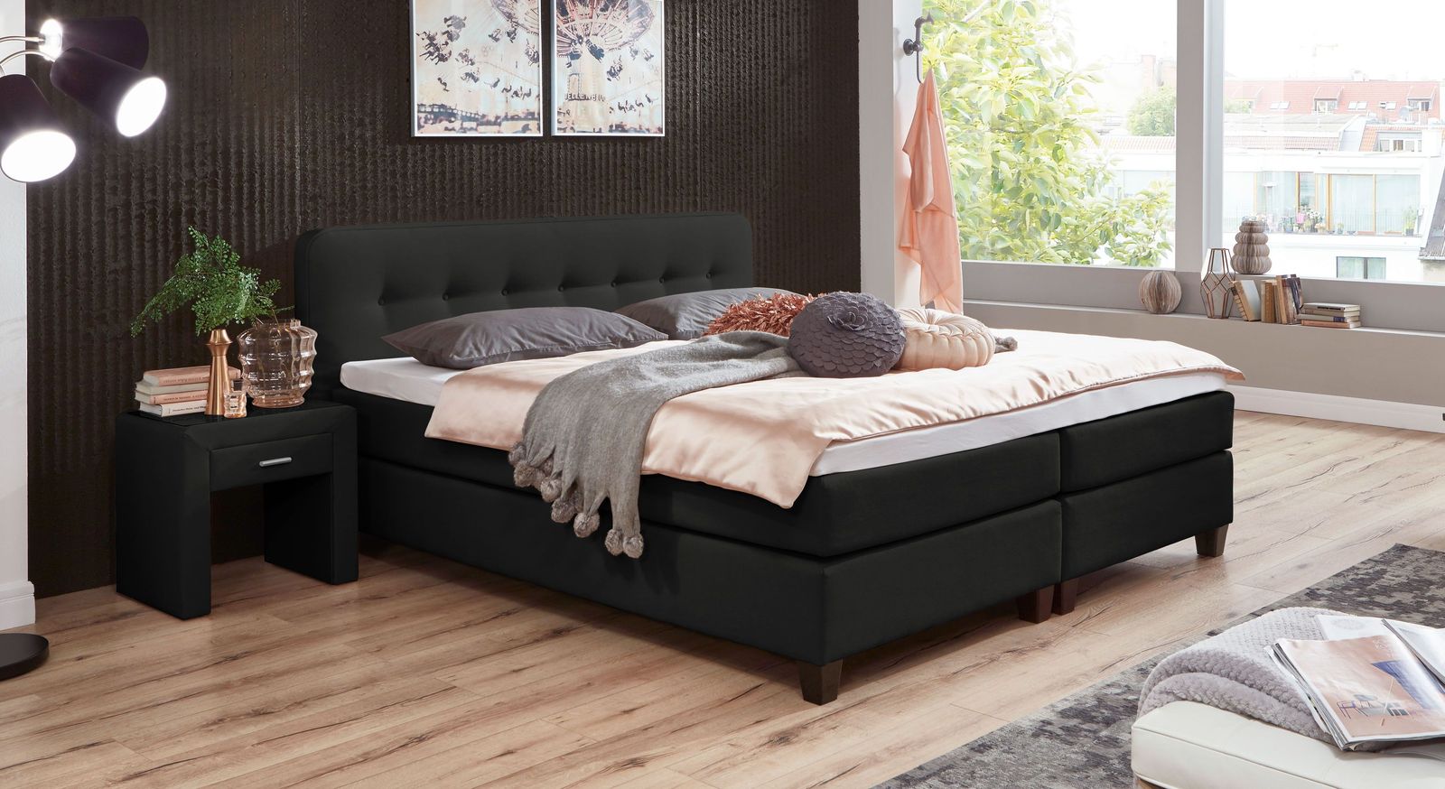 Klassisch zeigt sich das Bett "Westport" (hier 53 cm hoch) im edlen schwarzen Stoffgewand.