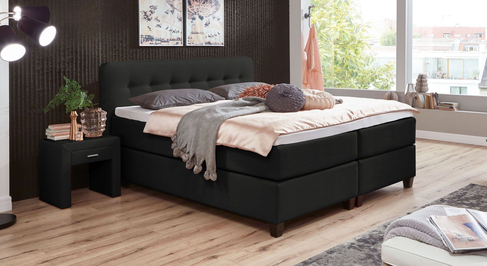 Verschiedene Härtegrade machen das Boxspringbett (hier 66 cm hoch, in Schwarz) besonders flexibel.