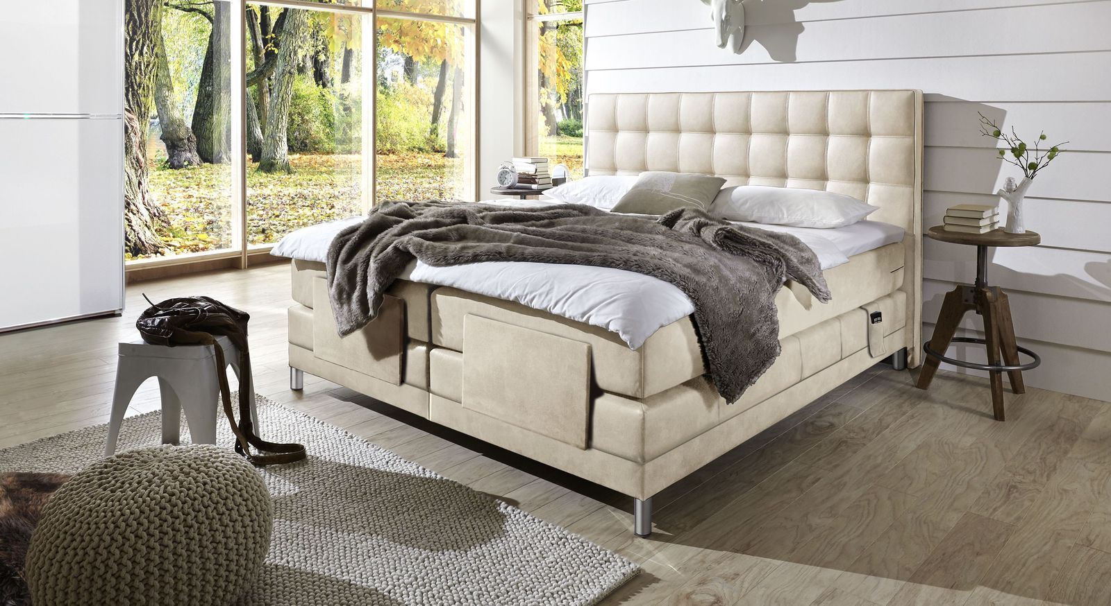 Hochwertiges Kunstleder (hier in Beige) ziert das verstellbare Boxspringbett "Zamora Elektro".