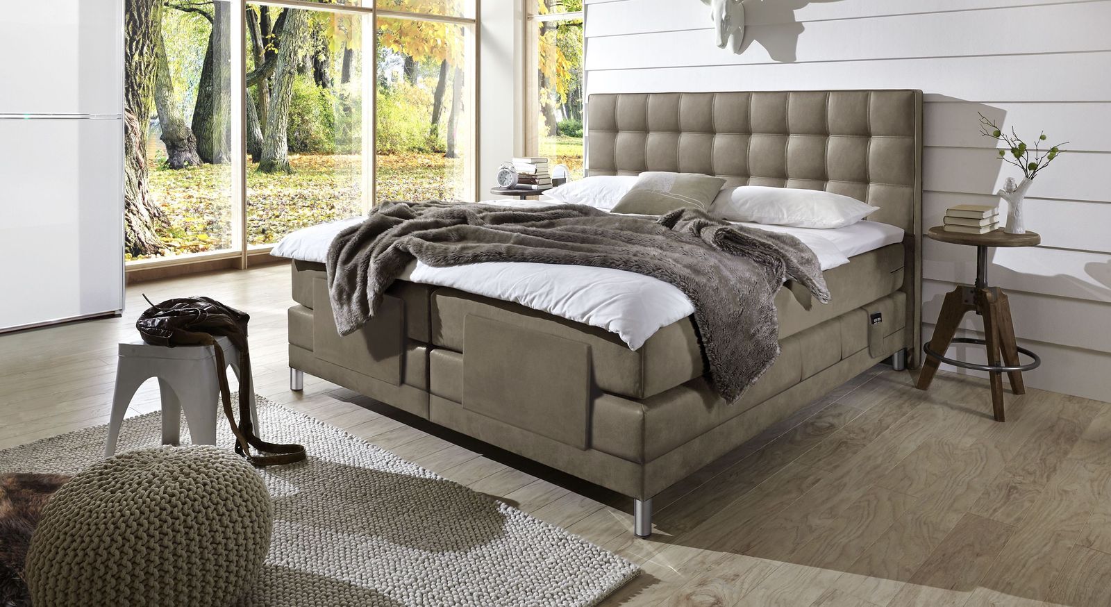 Der moderne Farbton Taupe steht dem Boxspringbett "Zamora Elektro" ausgezeichnet.