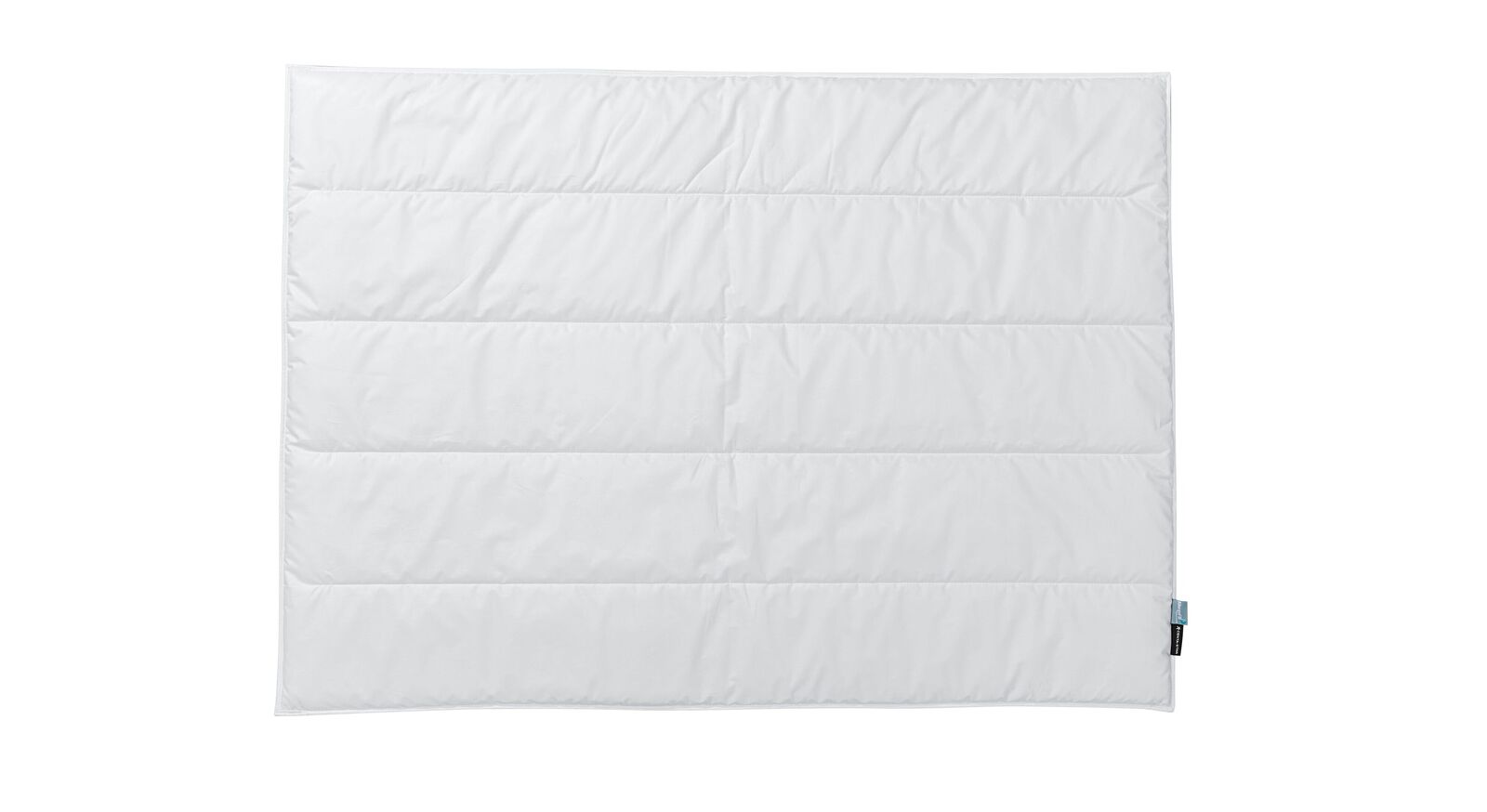 Die Kinder-Decke ist mit einer körpergereichten Längssteppung versehen, die dafür sorgt, dass sich die Decke perfekt an den Körper anschmiegt.