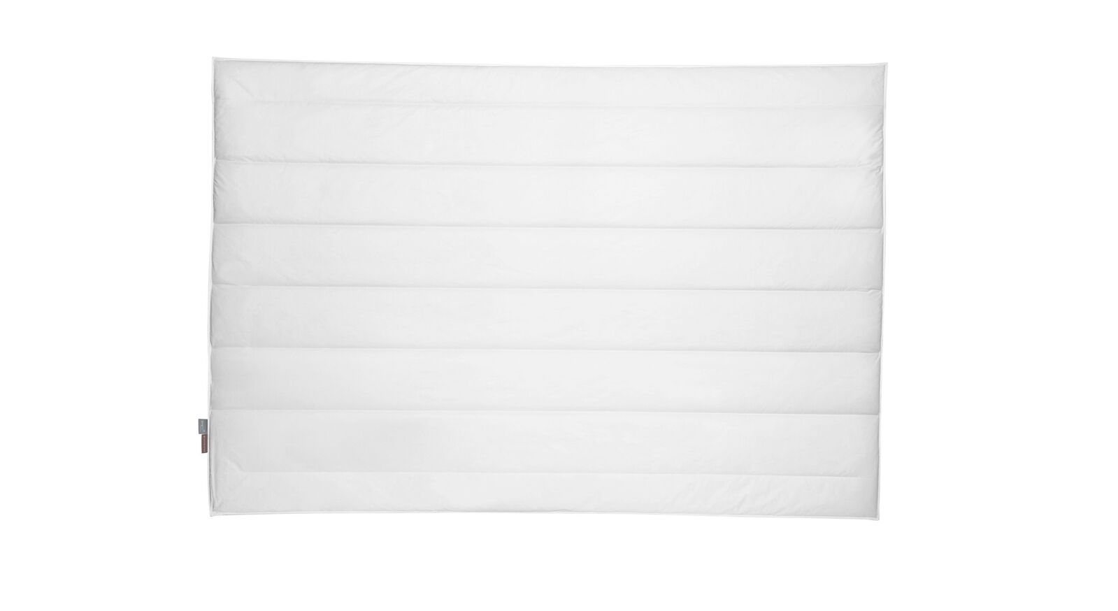 Der weiche Baumwollbezug und die körpergerechte Längssteppung sorgen für einen angenehmen Schlafkomfort.