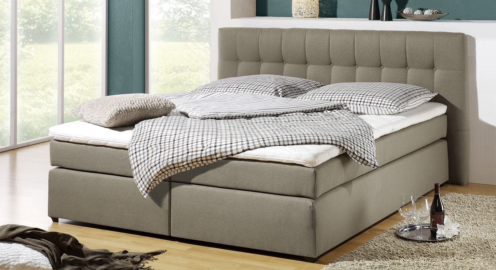 Beim Boxspringbett "Chicago" (hier in Taupe) stehen Ihnen drei Matratzen zur Auswahl.