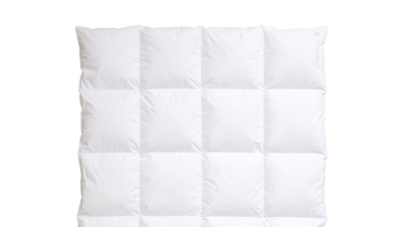 Für ein kuscheliges Gefühl auf der Haut sorgt der feine Bezug aus Baumwolle, der mit einer klassischen Kassettensteppung versehen ist.