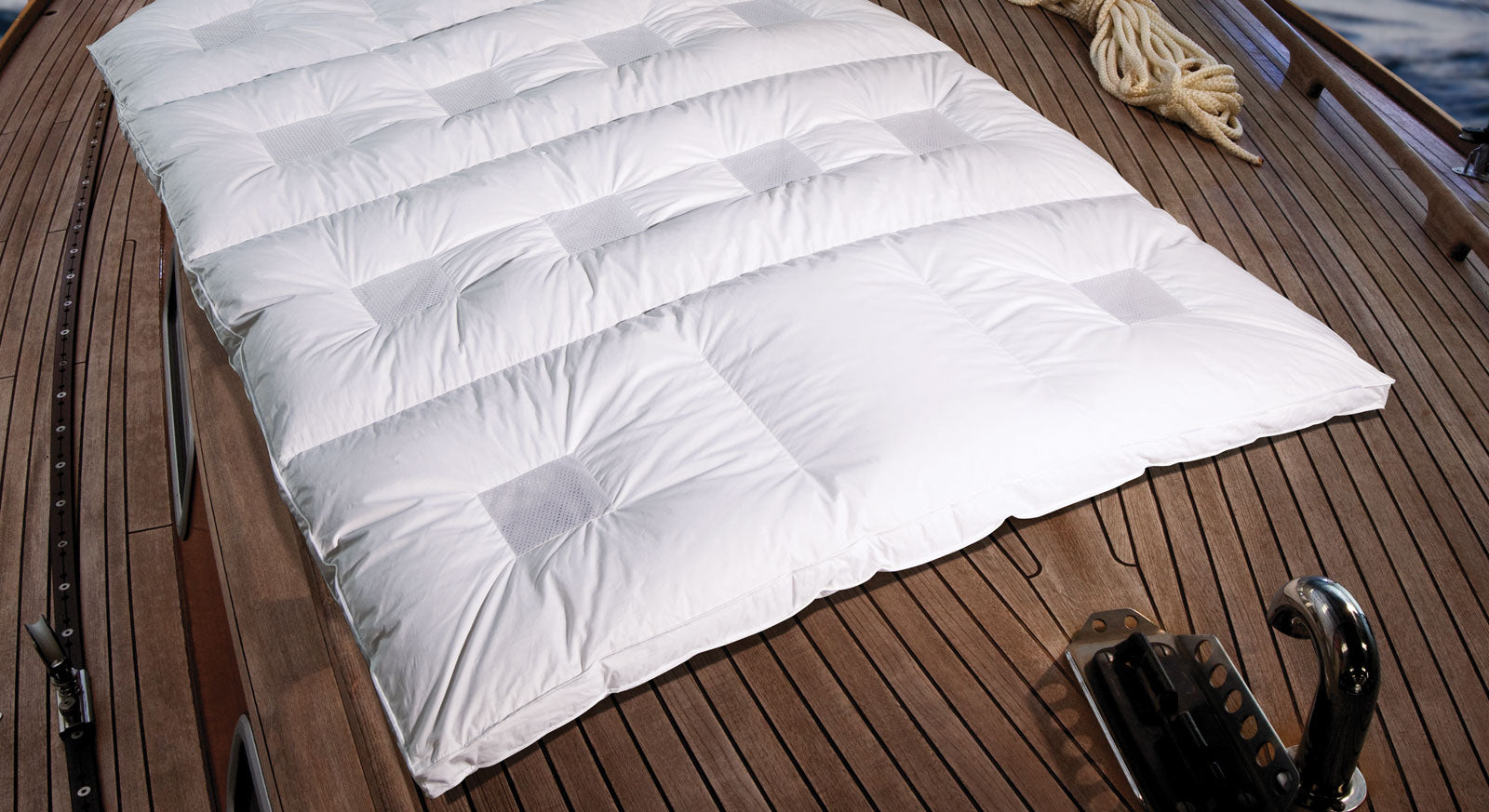 Die Daunen-Bettdecke "clima balance premium warm" ist mit praktischen Klimazonen ausgestattet.