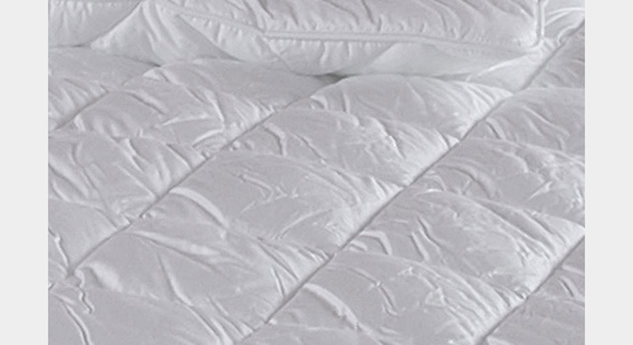 Der Bezug der Seiden-Leicht-Bettdecke "Schönau" besteht aus hochwertiger Baumwolle.