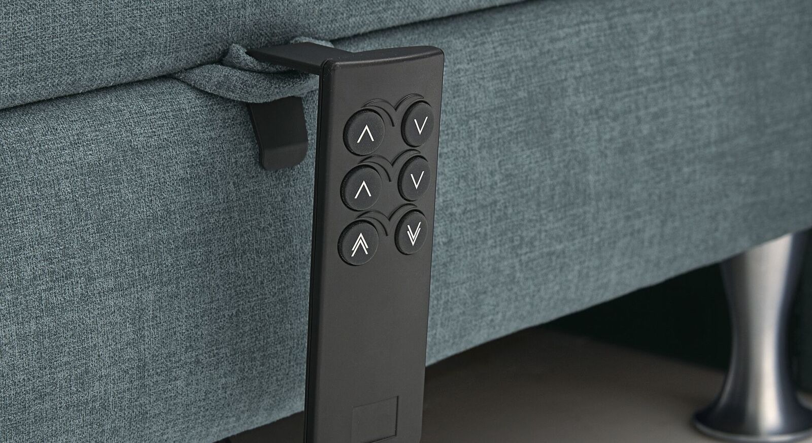 Das MUSTERRING Boxspringbett "Felina-Motor" Rautensteppung lässt sich mithilfe der praktischen Kabel-Fernbedienung bequem steuern.