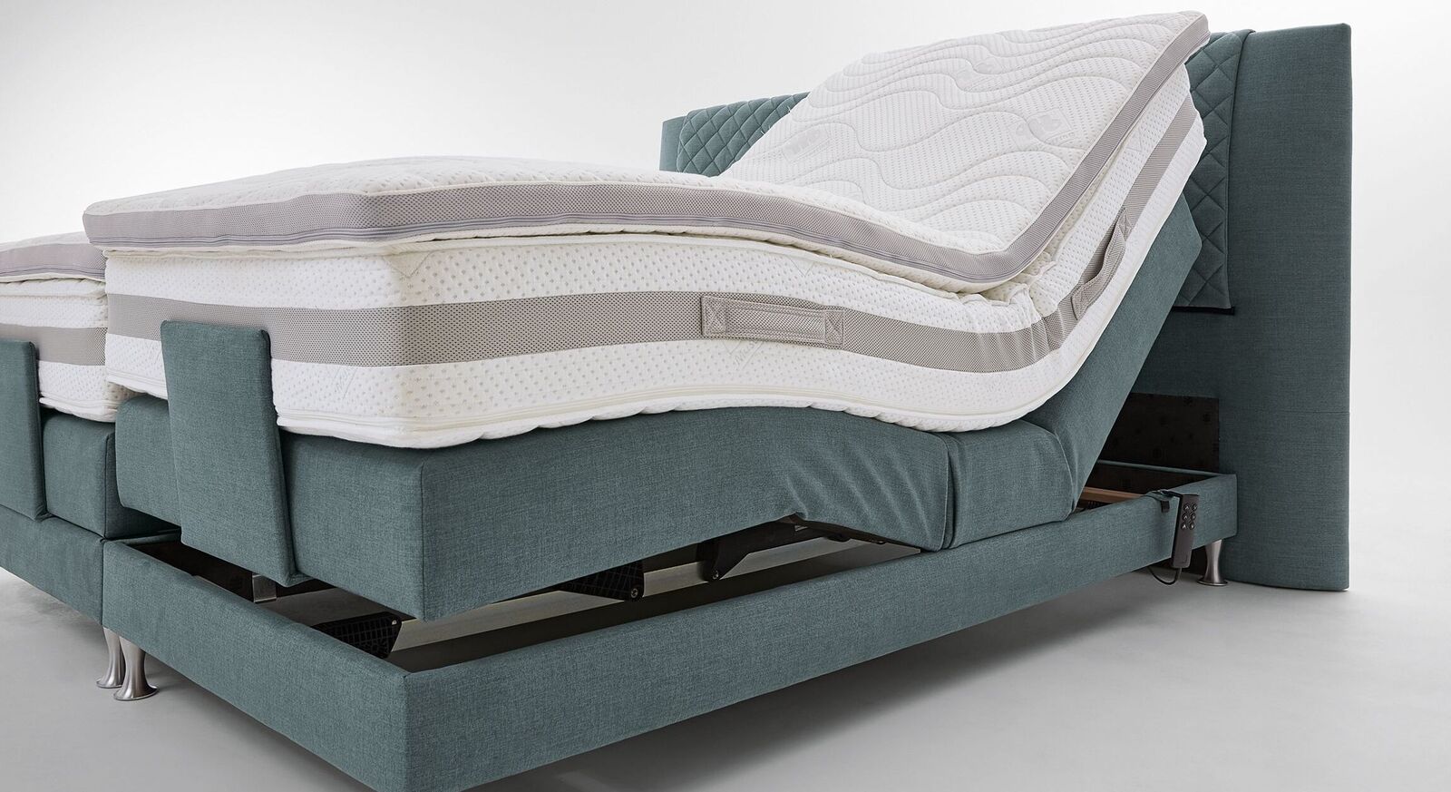 Ab einer Bettbreite von 160 cm können Sie das Boxspringbett auf jeder Bettseite individuell verstellen.