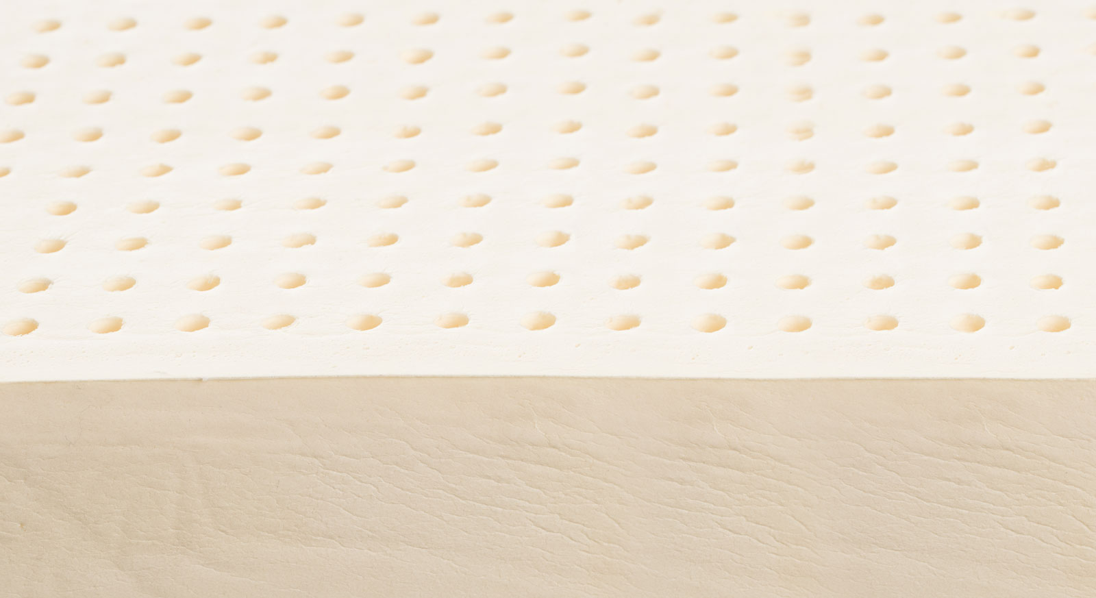 Die Matratze "orthowell bio XXL" verfügt über einen perforierten Kern aus Naturlatex.