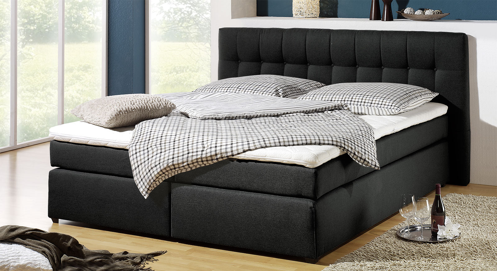 Sehr gut geeignet für helle, große Schlafzimmer: das Boxspringbett "Chicago" in Schwarz.