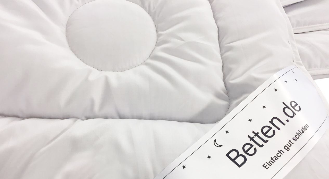 Die hochwertige Decke der Schwarzwaldmanufaktur verfügt über einen Baumwoll-Feinsatin-Bezug mit edler Kreissteppung.