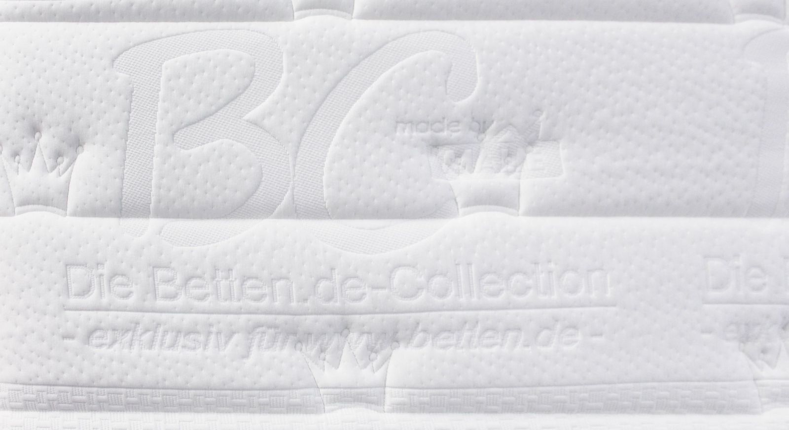 Sie erkennen den atmungsaktiven, waschbaren Matratzenbezug am eingewebten BC-Logo.