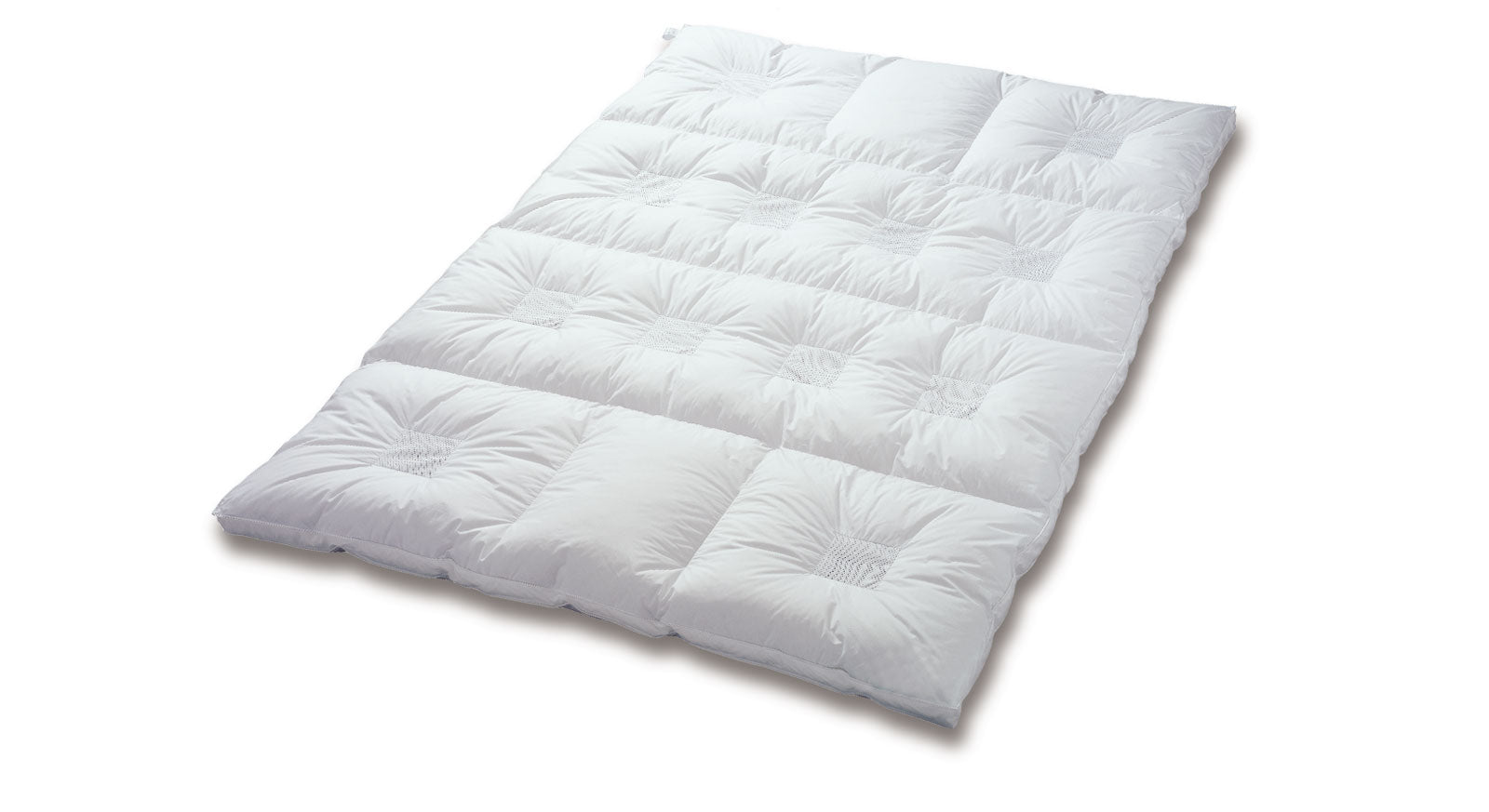 Die Daunen-Bettdecke wärmt in der kalten Jahreszeit.