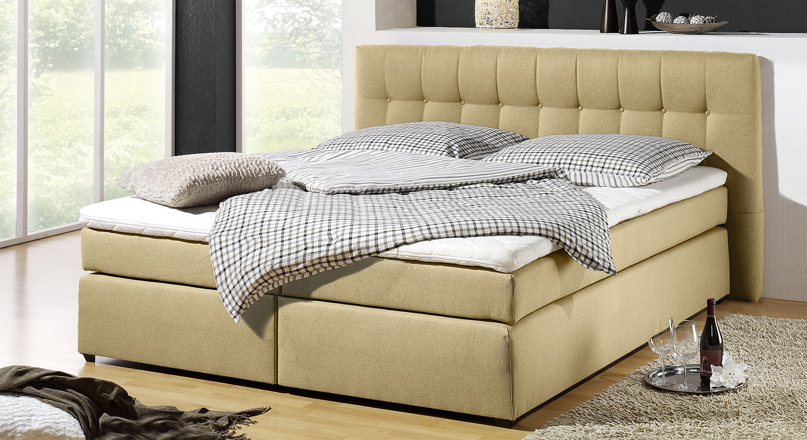 Das Boxspringbett "Chicago" (hier in Natur) erhalten Sie mit einem hochwertigen Kaltschaum-Topper.